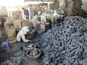 Palo de carbón negro Binchotan ecológico de alta calidad, exportación directa del fabricante para café, barbacoa, bulto de madera dura de Vietnam - Product Image 2