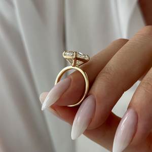 Bague solitaire en diamant coussin allongé de 5 carats, bague de fiançailles minimaliste en or jaune 14 carats, certifiée IGI - Product Image 3