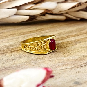 Bague Bohème Tendance en Filigrane et Pierres Précieuses pour Femme, en Laiton Plaqué Or 18K, avec Onyx Rouge en Spirale – Vente en Gros/OEM/ODM - Product Image 1