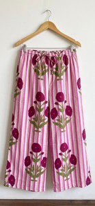 Ensemble 3 pièces en coton 100 % à fleurs roses pour femmes, haut à bretelles spaghetti, pantalon palazzo à jambes larges. - Product Image 6