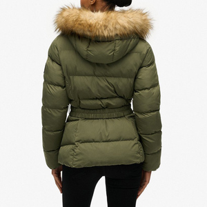 Veste matelassée pour femme en vert olive avec capuche à fourrure, fermeture éclair, rembourrage épais en polyester pour l'hiver - Product Image 2