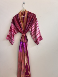Robe kimono en soie tie-dye, tenue d'été faite à la main, robe colorée de luxe - Product Image 5