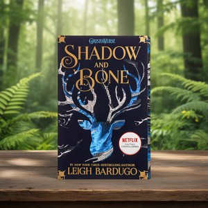 เงาและกระดูก: เล่มที่ 1 โดย Leigh Bardugo หนังสือปกอ่อนพิมพ์แบบกำหนดเอง - Product Image 3