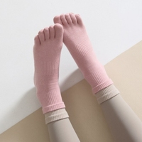 Chaussettes de yoga en gros pour femmes, professionnelles, antidérapantes, sportives, à cinq doigts, en coton, avec soutien, en stock, logo brodé personnalisé, OEM
