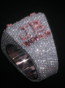 แหวนมอสซาไนต์สั่งทำพิเศษสุดหรู ประดับเพชรพลอยสีชมพู ตัวอักษรชุบทองคำขาว ดีไซน์โดดเด่น สไตล์ฮิปฮอป ของขวัญเครื่องประดับ - Product Image 5