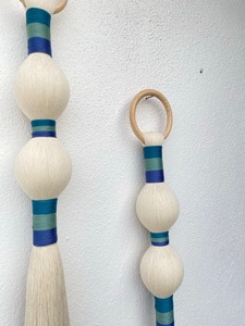 Juego de 2 Tapices de Macramé Blancos para Colgar en la Pared, Ideales para Decorar Esquinas de Sala de Estar, Complementan Espacios Pequeños en la Pared, de la India - Product Image 3