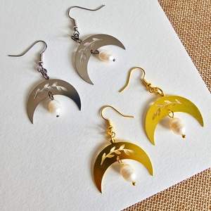 Boucles d'oreilles fines de style tendance, fabriquées en Inde, en laiton coulé avec diamants ronds taille brillant, bijoux en laiton. - Product Image 4