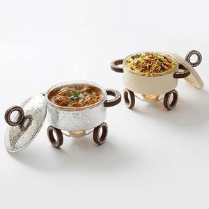 Mini-plat chauffant rond compact avec insert en verre et base décorative en bois pour service individuel en buffet - Product Image 1