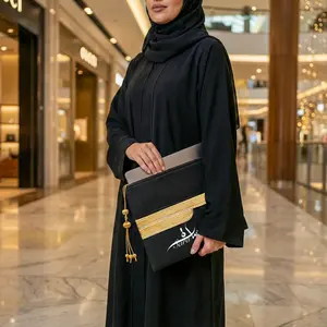 Funda para Portátil de Nailon Bordada con Diseño Bisht Árabe, de 13 Pulgadas, con Cremallera y Borla, Nueva - Product Image 3