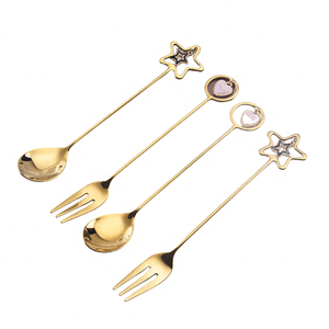 Ensemble de couverts fantaisie de style royal avec cuillère à long manche en acier inoxydable avec coeur étoile suspendu à la fin pour les maisons et les hôtels - Product Image 1
