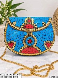Pochette de soirée demi-lune de luxe classique en mosaïque métallique perlée avec chaîne, motif géométrique multicolore - Product Image 2