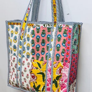 Bolso Tote Acolchado de Algodón con Estampado Floral Botánico Azul, Tela Suave y Acolchada, Ideal para Uso Relajado en Fines de Semana, Amplio y Cómodo - Product Image 4