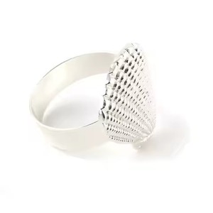 แหวนรองผ้าเช็ดปากโลหะเคลือบทองลายใบไม้ สไตล์ยุโรป สำหรับงานปาร์ตี้ งานแต่งงาน ใช้ในโรงแรม - Product Image 3