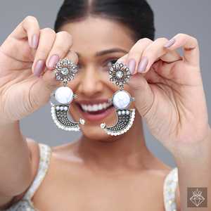 Pendientes de moda con estilo gris Tribal Tusk de PRAO - Product Image 4