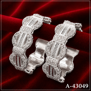 กำไลข้อมือลายดอกไม้สีทองพร้อมคริสตัลสีแดงสำหรับผู้หญิง A-43046 - Product Image 4