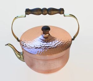 Elegante tetera de cobre estilo vintage para usar en la estufa, con gran capacidad, base resistente y diseño clásico para el hogar. - Product Image 3