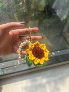 Porte-clés tournesol au crochet fait main avec perles |   Cadeau écologique au design traditionnel pour la Journée de la Terre - Product Image 2