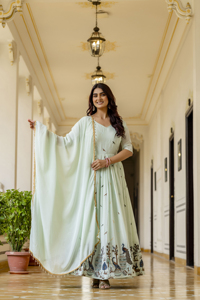 Ensemble Salwar pour femme en soie Chinon brodée, style Anarkali, avec Dupatta à bordure de perles et Patta en toile à grande évasement, cousu - Product Image 5