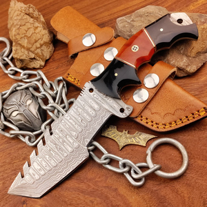 Cuchillo personalizado de acero de Damasco con hoja dentada de punta caída, cadena y mango con colgante para uso en exteriores - Product Image 2