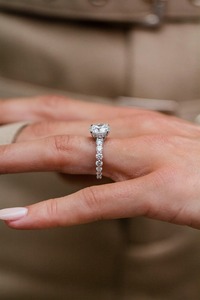 Anillo de Compromiso de Oro Amarillo de 14K con Diamante Cultivado en Laboratorio de 3 Quilates con Corte Prong Set para Mujer, Joyería Nupcial Personalizada - Product Image 3