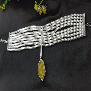 Ensemble collier et boucles d'oreilles élégants de qualité supérieure en laiton plaqué argent avec perles et zircon, collection pour mariage - Product Image 4