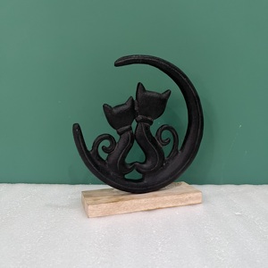 Adorno Temático de Gato y Luna en Aluminio y Madera de Diseño Artesanal con Base de Madera Negra para Decoración de Mesa Moderna en el Hogar - Product Image 2