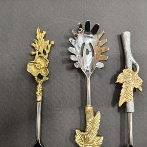 Juego de 6 Cucharas de Servir Artesanales con Diseño Inspirado en la Naturaleza, Mangos de Hojas y Ramas en Tono Dorado, Utensilios de Buffet de Acero Inoxidable - Product Image 5