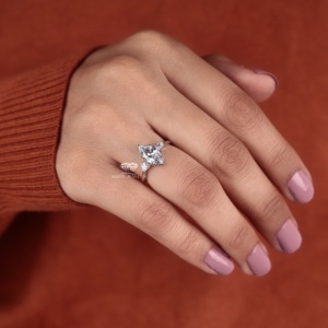 Anillo de Compromiso con Tres Diamantes Cultivados en Laboratorio, Corte Marquesa, Oro de 14K, 2.40ct de Peso Total, Piedras Laterales en Forma de Pera, Anillo de Novia para Boda - Product Image 2