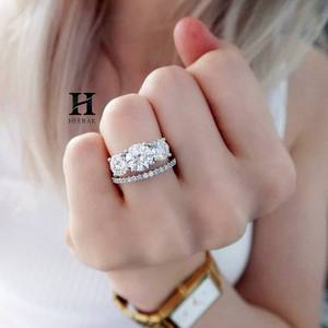 แหวนหมั้นเพชรทรงรี 2 กะรัต หรูหรา ผลิตในห้องปฏิบัติการ ทองคำ 14K สีเหลือง ประดับเพชรทรงหยดน้ำด้านข้าง พร้อมใบรับรอง - Product Image 2