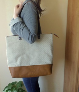 Sac fourre-tout en cuir et toile vintage, sac à bandoulière brodé, imperméable, grande capacité, durable, pour voyage, travail et shopping - Product Image 1