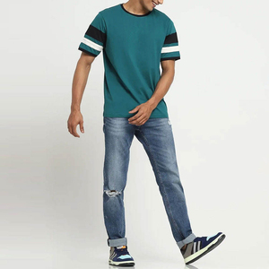 เสื้อยืดแขนสั้นสีเขียวอมฟ้าสำหรับผู้ชาย แขนเสื้อลายทางตัดกัน คอกลม สไตล์ลำลอง ผ้าถักเนื้อนุ่ม 100% ผ้าฝ้ายเนื้อละเอียด ลายตัวอักษร - Product Image 3