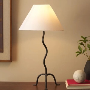 Lampe de table en métal Regency Arch avec base en fer doré brossé, abat-jour en lin de qualité supérieure, éclairage ambiant chaud pour les intérieurs de luxe - Product Image 4