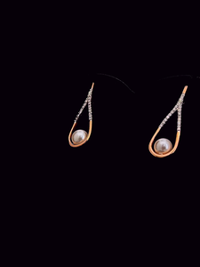 Elegantes pendientes de perlas en forma de lágrima con diamantes brillantes creados en laboratorio en plata de ley o oro macizo, un accesorio elegante y atemporal. - Product Image 5