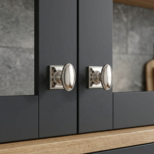 Bouton de meuble rond traditionnel en laiton avec plaque de fixation carrée pour quincaillerie de meubles, design durable, finition nickel poli, poignées de cuisine - Product Image 5