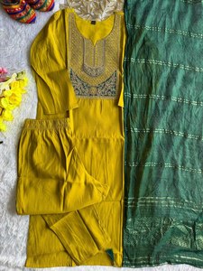 Ensemble Kurti, pantalon et dupatta en soie romaine de qualité supérieure avec broderies, sequins, détails Zari et dupatta en soie de coton - Product Image 1