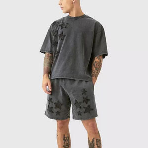 Ensemble 2 pièces short cargo noir et t-shirt uni à manches courtes avec poches zippées, style urbain, grande taille, vêtements pour hommes - Product Image 1