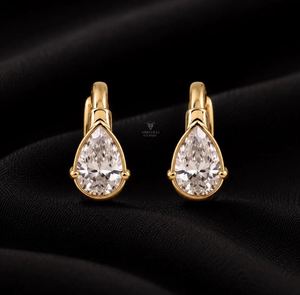 Pendientes de Aro Minimalistas SHREERAJ SOLITAIRE de Oro de 14K con Diamante de Laboratorio Corte Esmeralda Radiante en Forma de Pera, Chapados en Rodio, Certificados por IGI - Product Image 2