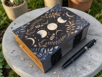 Carnet en cuir Phases de Lune Grimoire Céleste Papier à bords frangés fait main Cahier vintage Livre de sorts Cadeau 200 feuilles