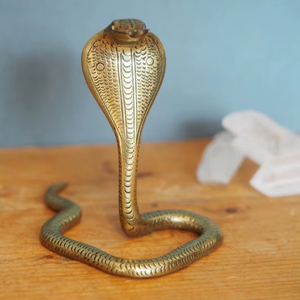 Centre de table décoratif en métal classique en forme de serpent, pièce d'art animalière pour la décoration de la maison et l'accentuation de l'ambiance de bureau - Product Image 1