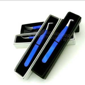 Pinzas para pestañas RMI con recubrimiento en polvo azul, punta plateada de acero inoxidable, estuche magnético y embalaje en caja blanca/negra. - Product Image 4