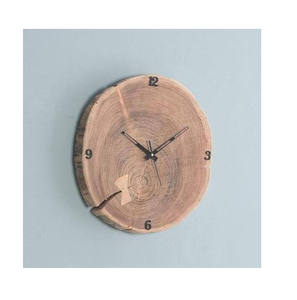 Reloj de Pared Rústico de Madera Natural en Rodajas, Forma Irregular, Reloj Analógico de Cuarzo con Manecillas Negras, Funciona con Batería - Product Image 1