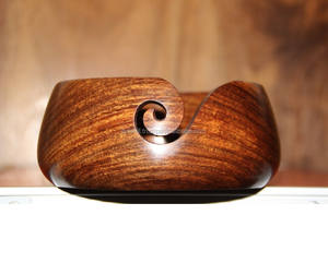 ถ้วยไม้สำหรับใส่ไหมพรมที่ช่วยให้ไหมพรมหมุนได้อย่างราบรื่น ไม่เกี่ยวขัด ป้อนไหมพรมได้สะอาด และมีฐานที่มั่นคงสำหรับงานฝีมือประจำวัน - Product Image 6