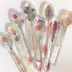 Cuchara de resina hecha a mano de lujo con un toque artístico para servir azúcar, té, postres y ensaladas en la mesa de la cocina. - Product Image 1