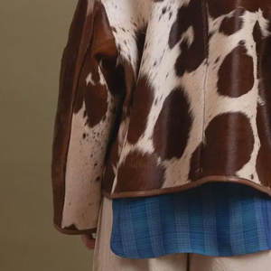 Veste en cuir véritable de vache à poils, texture naturelle authentique, matière souple et tannée, confortable, chaude, vêtement d'extérieur tendance - Product Image 6