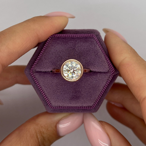Anillo Solitario de Diamante Cultivado en Laboratorio, Corte Brillante Ideal, Redondo, de 2 Quilates, Oro Amarillo de 14k - Product Image 1