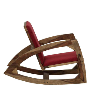 Fauteuil à bascule en bois orné avec des panneaux latéraux sculptés en forme de roues de char, des frises détaillées, un siège rembourré en cuir, en gros. - Product Image 3