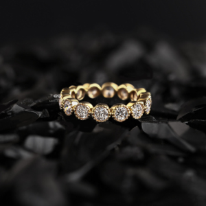 Bague d'éternité en or jaune 14 carats avec diamants de laboratoire sertis à la milgrain, bague de mariage empilable avec diamants ronds pour elle - Product Image 1