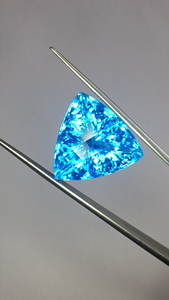 Qualité Exclusive NARNOLI IMPEX Loupe Naturelle Pure pour Topaze Bleue Taille Trillion 26,02 Carats Superbe Lustre Certifié par un tiers - Product Image 2
