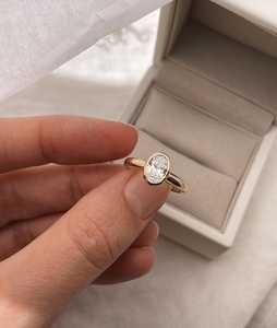 Bagues de fiançailles solitaires avec bande de 3 mm d'épaisseur, diamant ovale étincelant cultivé en laboratoire, serti clos, bijoux fins de mariage et de mariée, fabrication artisanale - Product Image 1