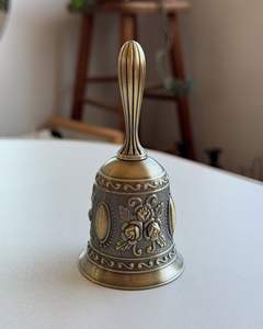 Campana de Mano Tradicional de Latón, Diseño Atemporal que Mejora el Ambiente Cultural y Religioso - Product Image 6